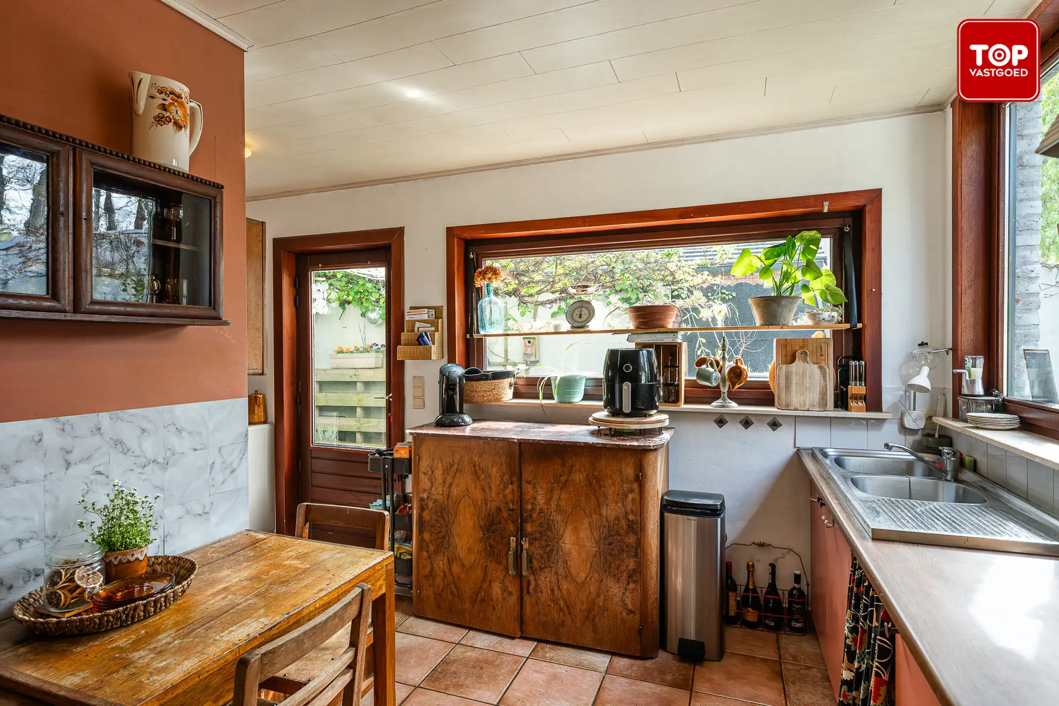 Op te frissen halfopen bebouwing met leuke tuin. foto 10