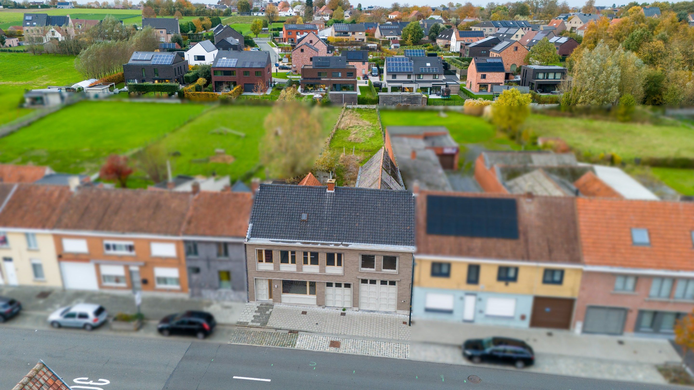 Ruime, karaktervolle woning met magazijn in hartje Kruishoutem foto 2