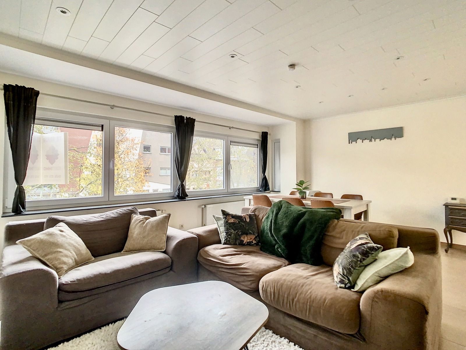 Centraal gelegen triplex app met 2 SLPK én terras! foto 3