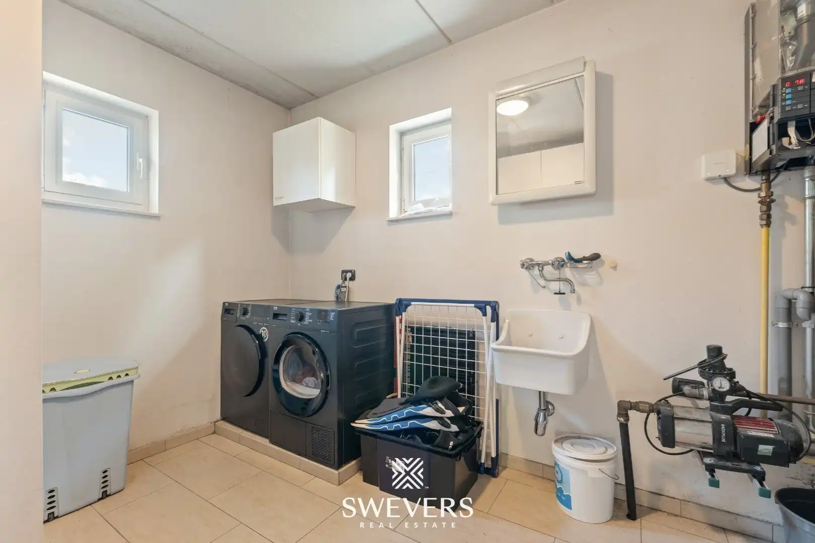 Ruime open bebouwing met nieuwe keuken en veranda foto 14