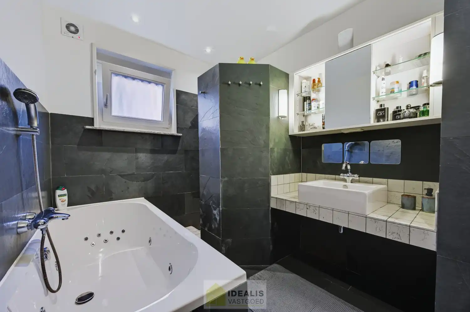 IDEALIS VASTGOED – EEN HUIS OM VERLIEFD OP TE WORDEN! DEZE PRACHTIGE INSTAPKLARE (LEVENSBESTENDIGE) VILLA MET EEN HEERLIJKE LICHTRIJKE LEEFRUIMTE VOORZIEN VAN EEN OPEN KEUKEN, 5 SLAAPKAMERS, 2 BADKAMERS, EEN PERFECT AANGELEGDE TUIN IN ALLE PRIVACY, UITGERUST MET EEN GOED VOORZIENE BUITENKEUKEN EN BIJGEBOUWEN INGERICHT VOOR WELLNESS (HOT TUB) EN BERGRUIMTE! EEN MUST VISIT VOOR ZIJ OP ZOEK NAAR MOOIE HUIZEN! foto 13