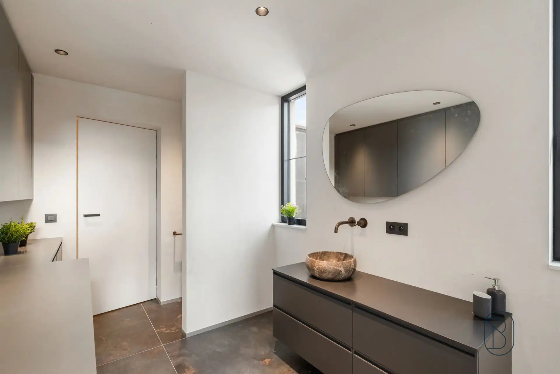 Topgelegen stijlvolle kwalitatieve nieuwbouw met zwembad. foto 18