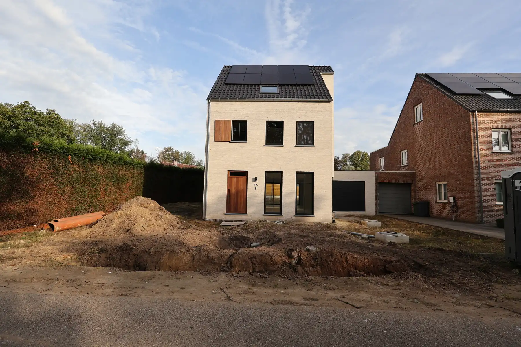 Een nieuwbouwwoning met 4 slaapkamers, tuin en garage. foto {{pictureIndex}}