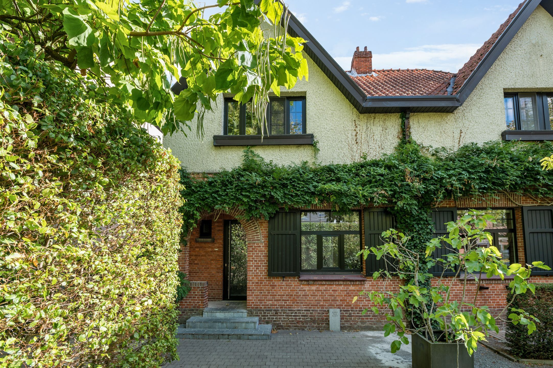 Halfopen woning met 2 slaapkamers en een grote tuin in Brasschaat te huur! foto {{pictureIndex}}