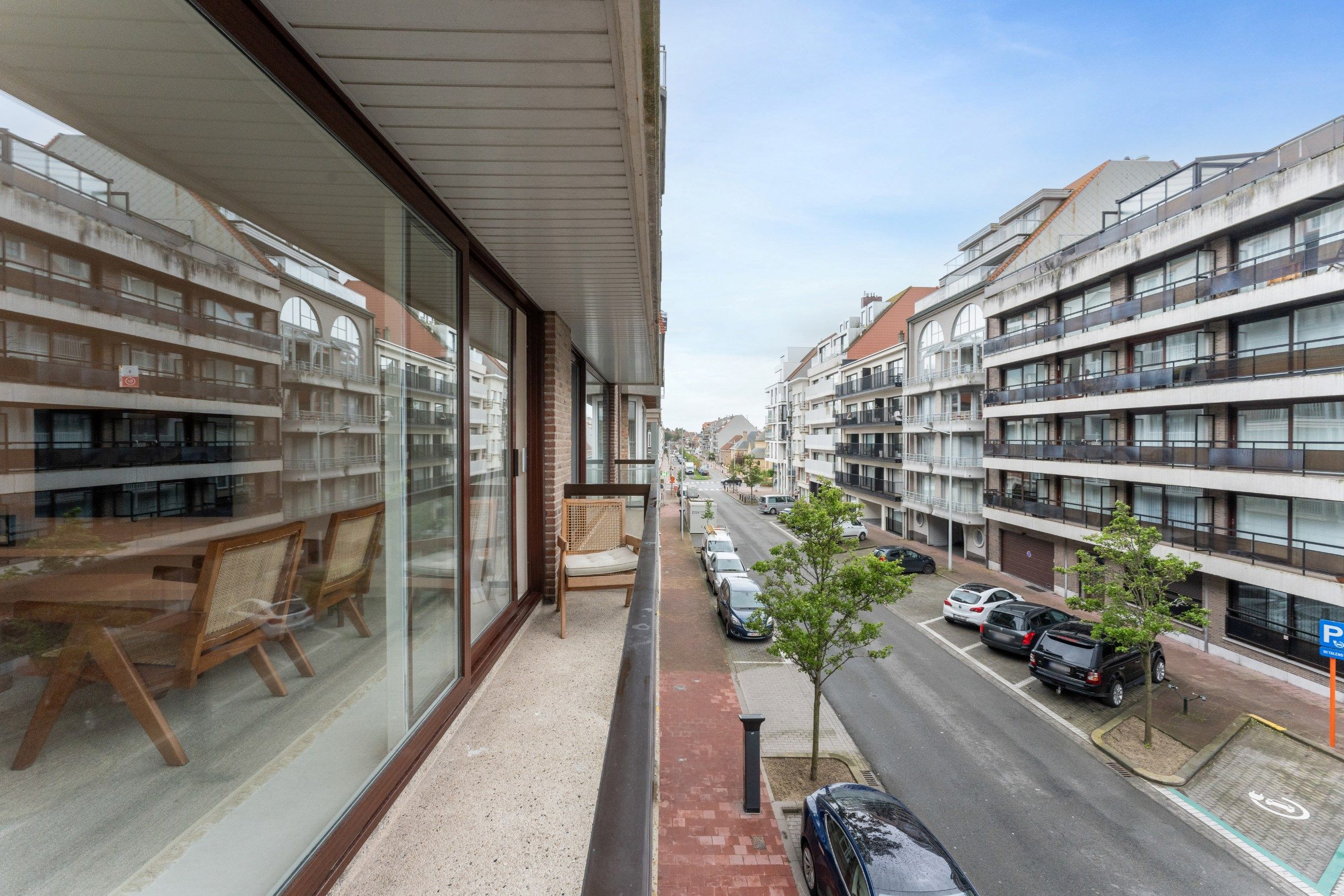 Mooi vernieuwd appartement gelegen aan de zonnekant van de Van Bunnenlaan te Knokke vlakbij de Zeedijk.  foto 4