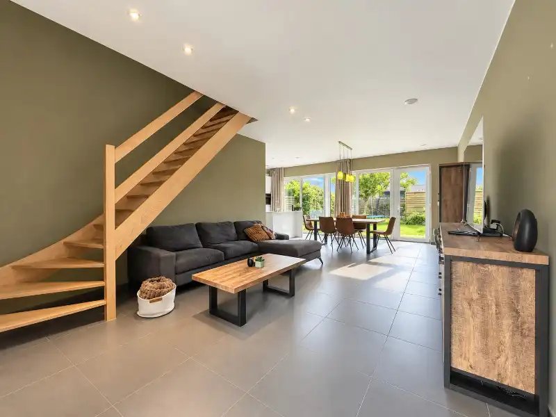 Moderne lage-energiewoning met mooie tuin en garage in een rustige woonwijk foto 4