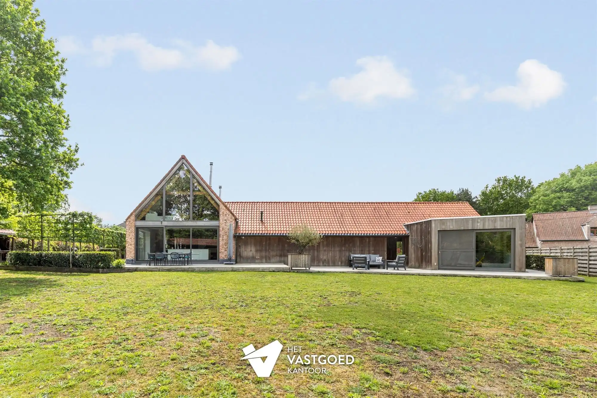 SUPER KNAP GERENOVEERDE HOEVE OP PERCEEL VAN 2344M² TE MEERHOUT foto {{pictureIndex}}