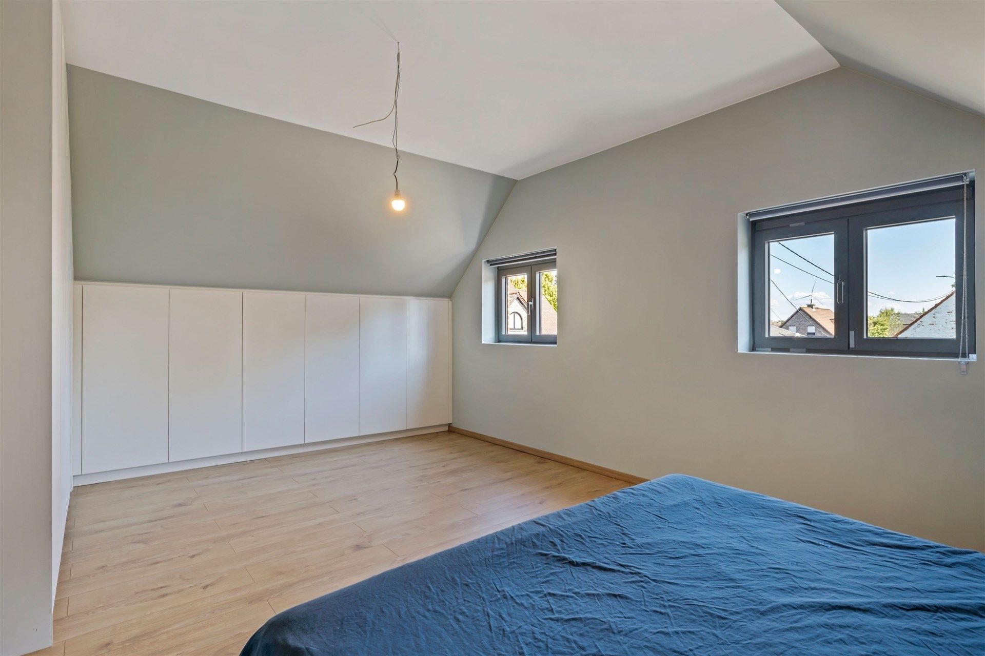 Charmante gezinswoning met dubbele garage, 3 slaapkamers en een zonnige tuin (532m²) foto 15