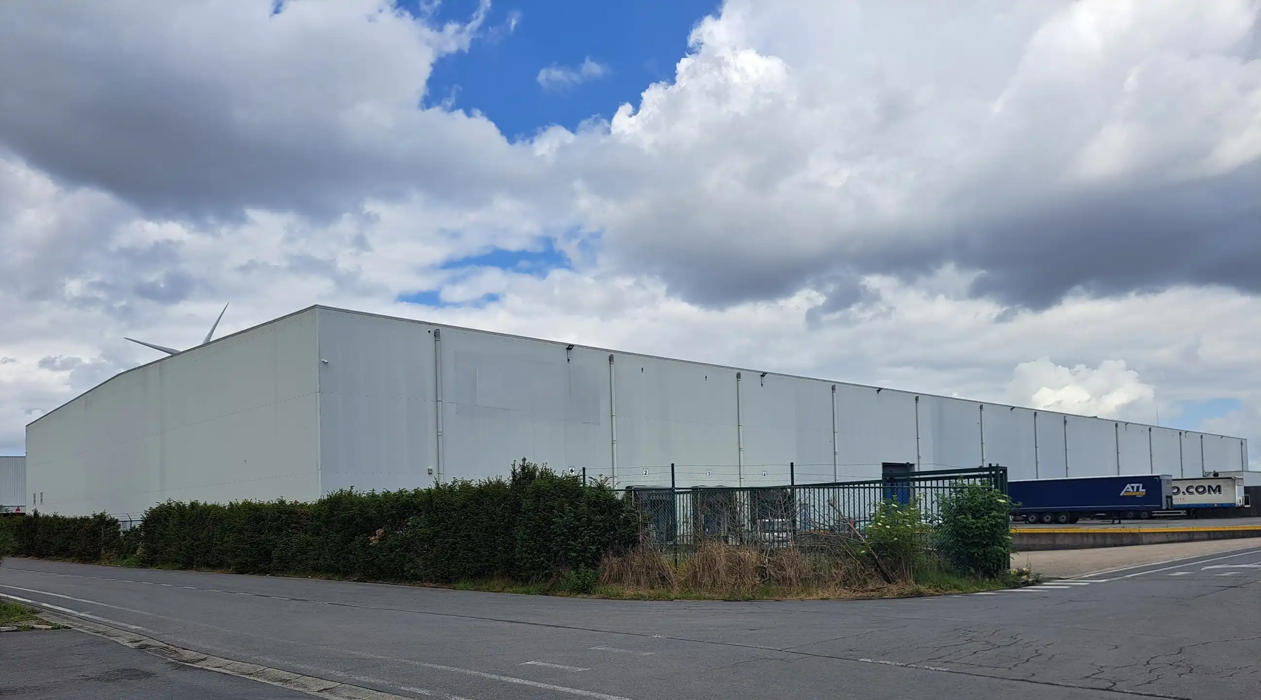 Magazijn 6.240 m² en buitenterrein 1.822m²  op de site Desteldonk in de haven van Gent  foto {{pictureIndex}}