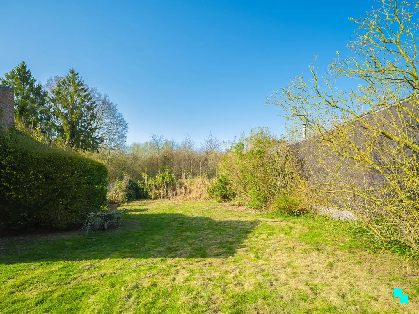 Renovatieproject met uitgestrekte tuin in groene omgeving foto 19