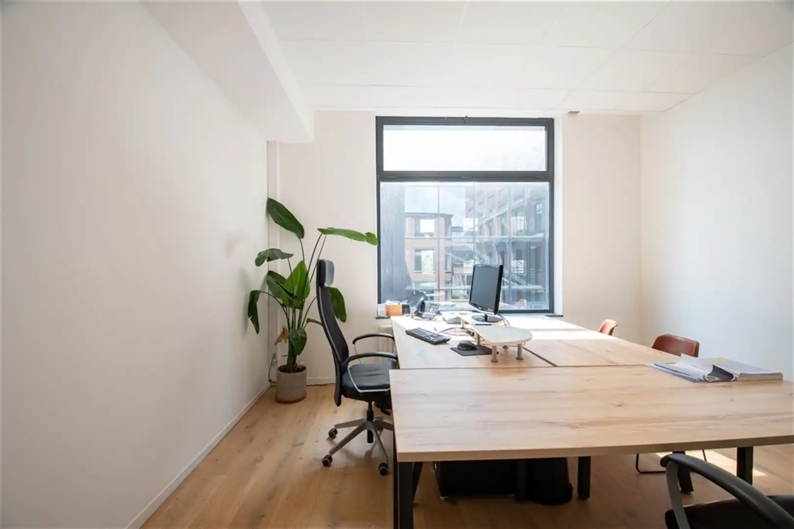 Rustig gelegen loftkantoren nabij Dampoort Station van 210 m² foto 8