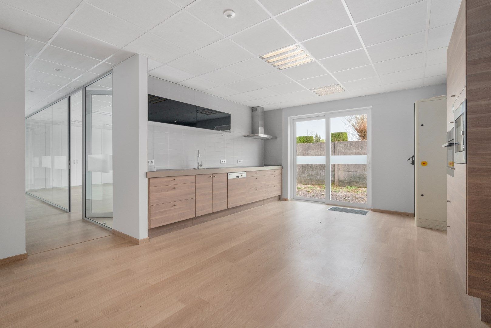 Magazijn met kantoren en conciërgewoning foto 7