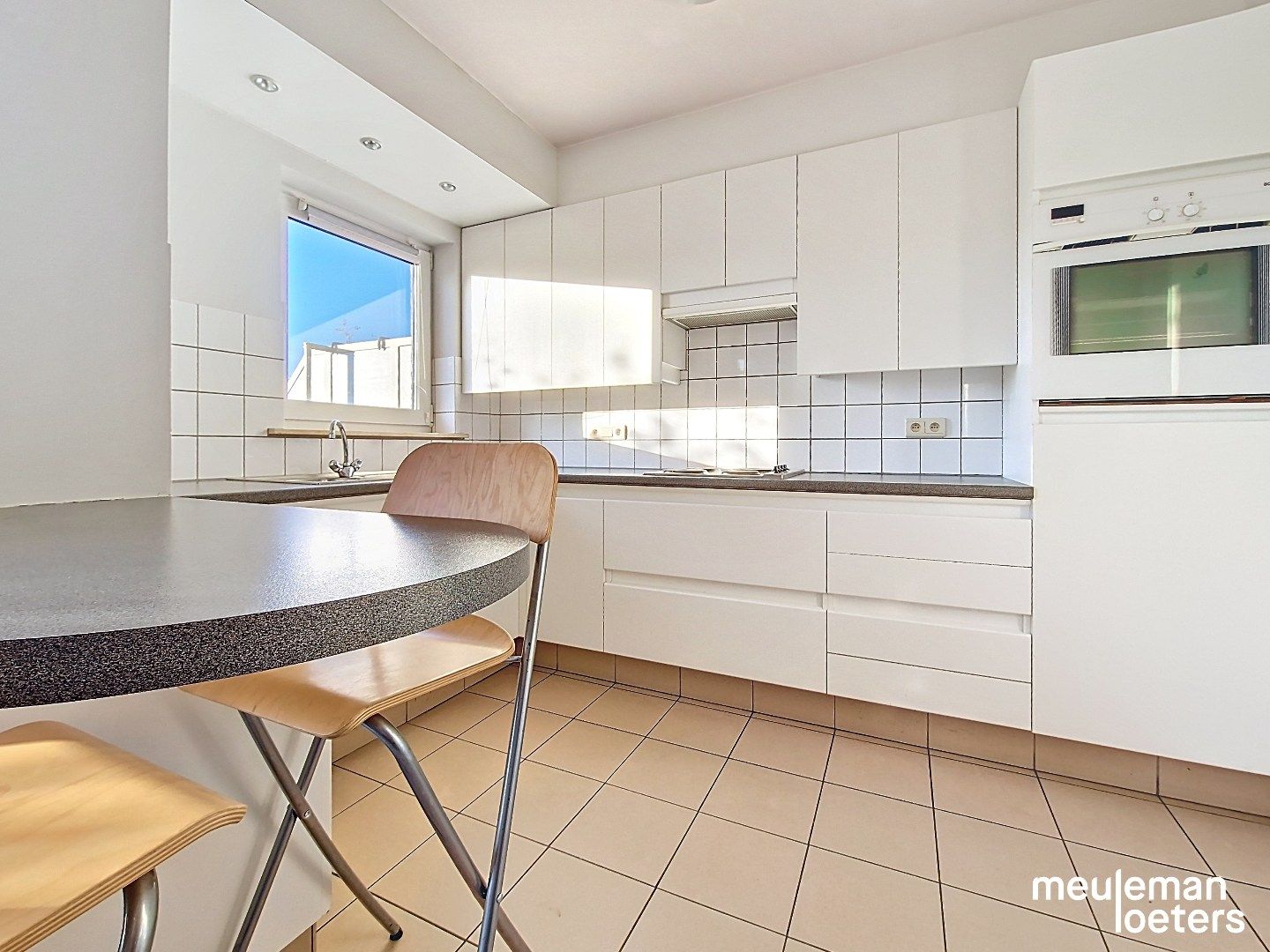 Lichtrijk appartement met terras en parking foto 4