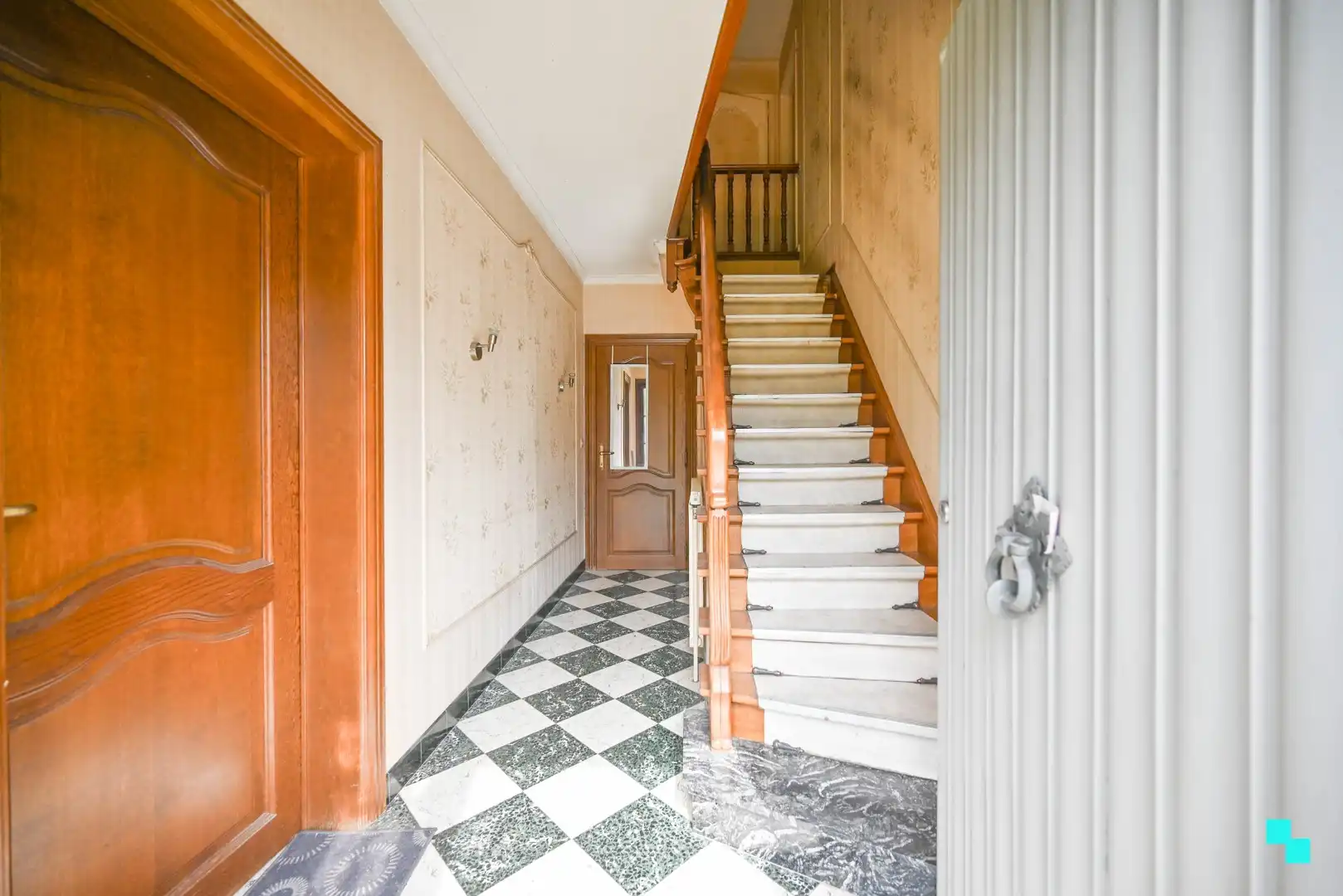 Alleenstaande woonst met atelier/loods foto 2