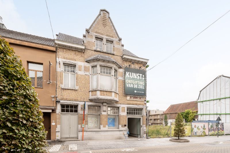 Karaktervol pand met woon- en werkfunctie in centrum Roeselare foto {{pictureIndex}}