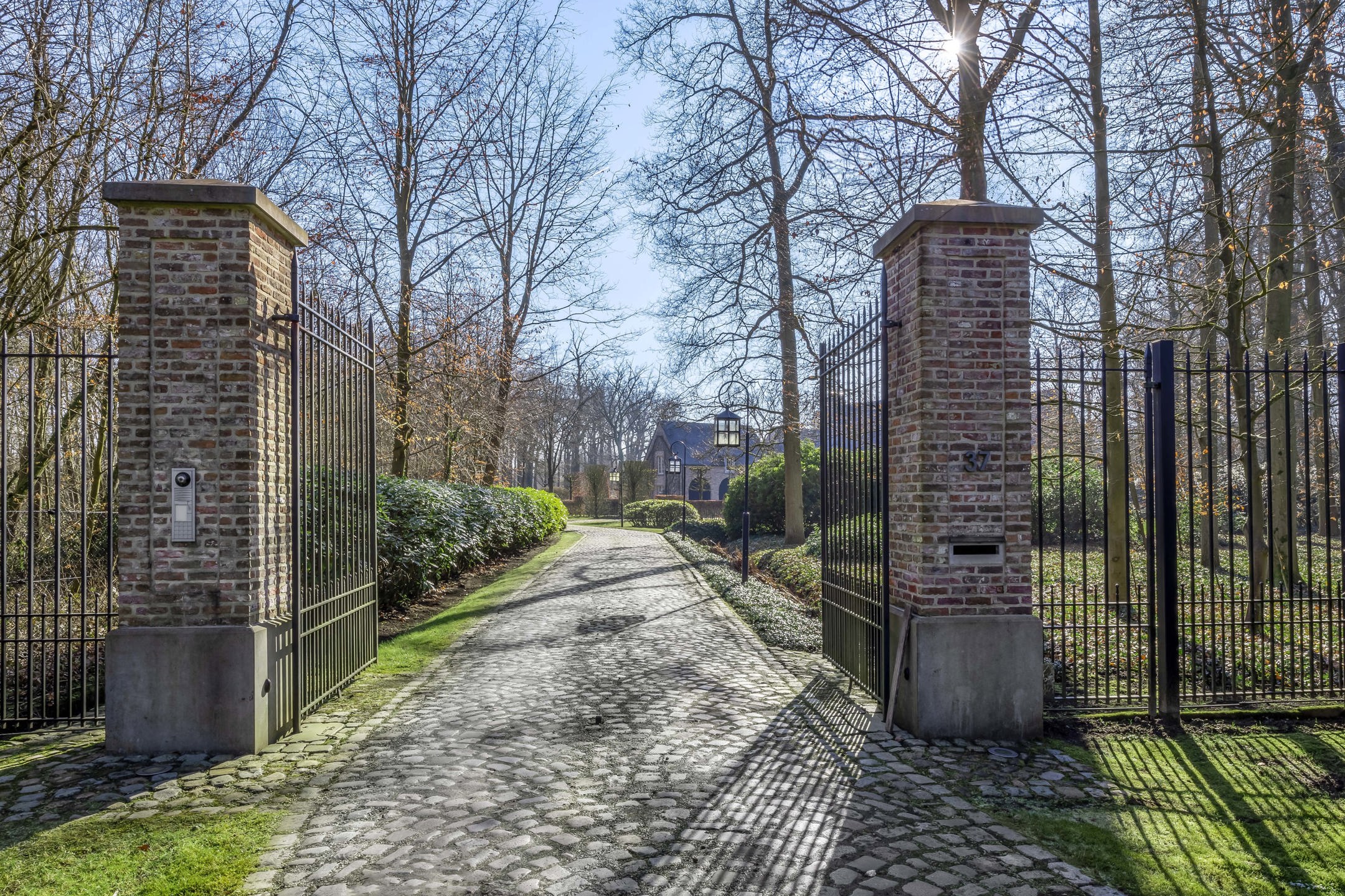 Exclusieve kasteelhoeve met zwembad op 2,7 ha grond, grenzend aan natuurgebied foto 12