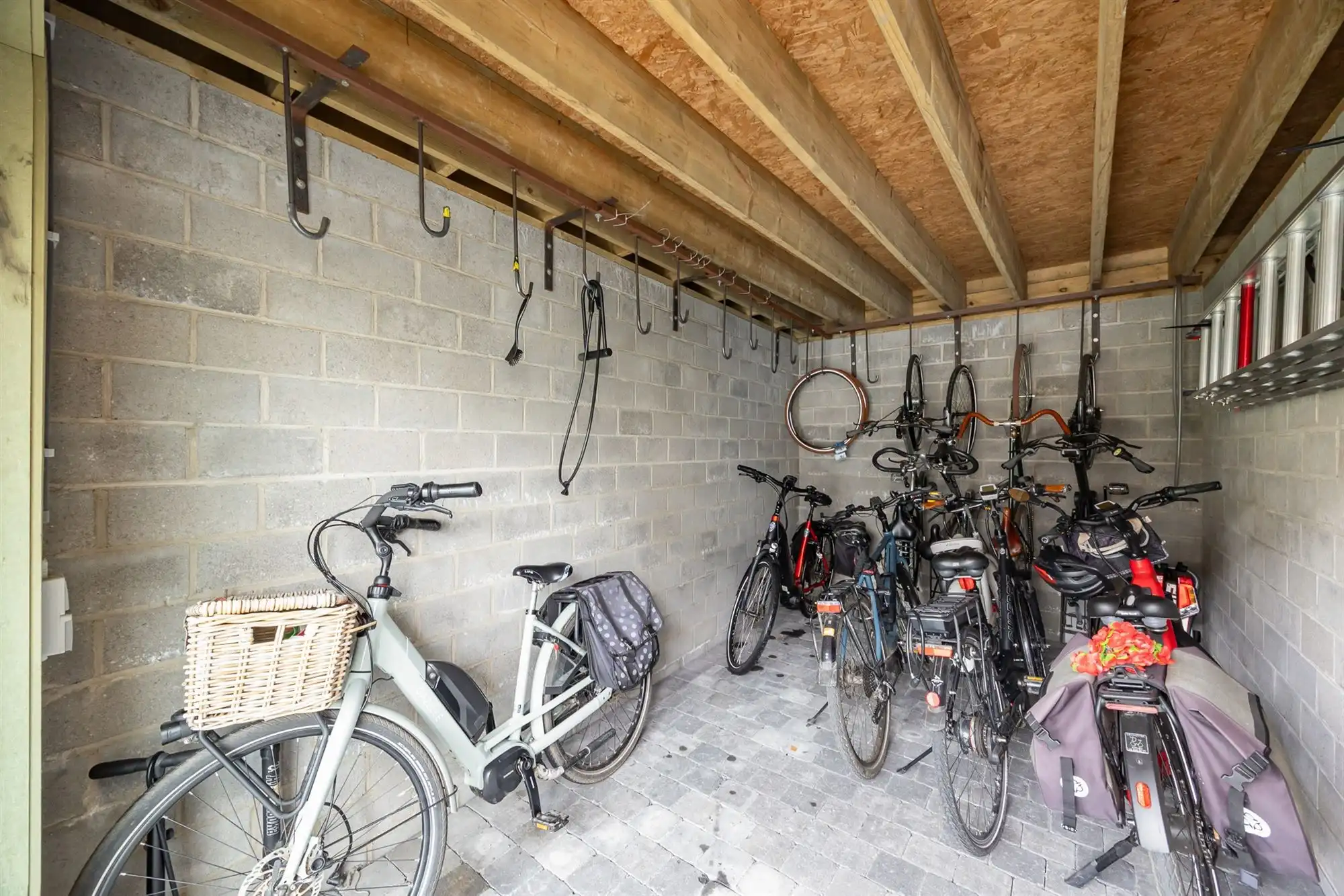 Instapklaar gelijkvloers appartement met tuin en carport foto 21