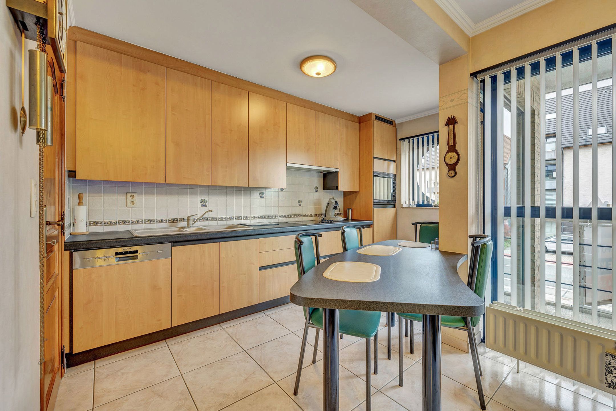 Ruim appartement met 3 staanplaatsen foto 7