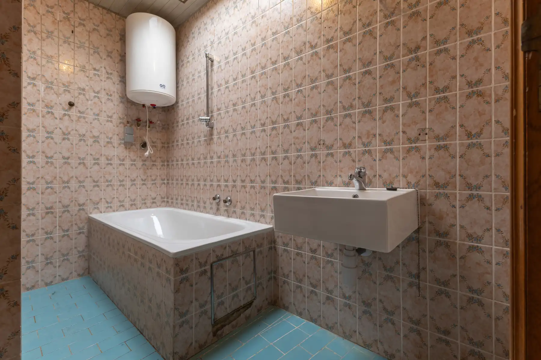 Te renoveren woning met 3 slaapkamers en garage foto 8