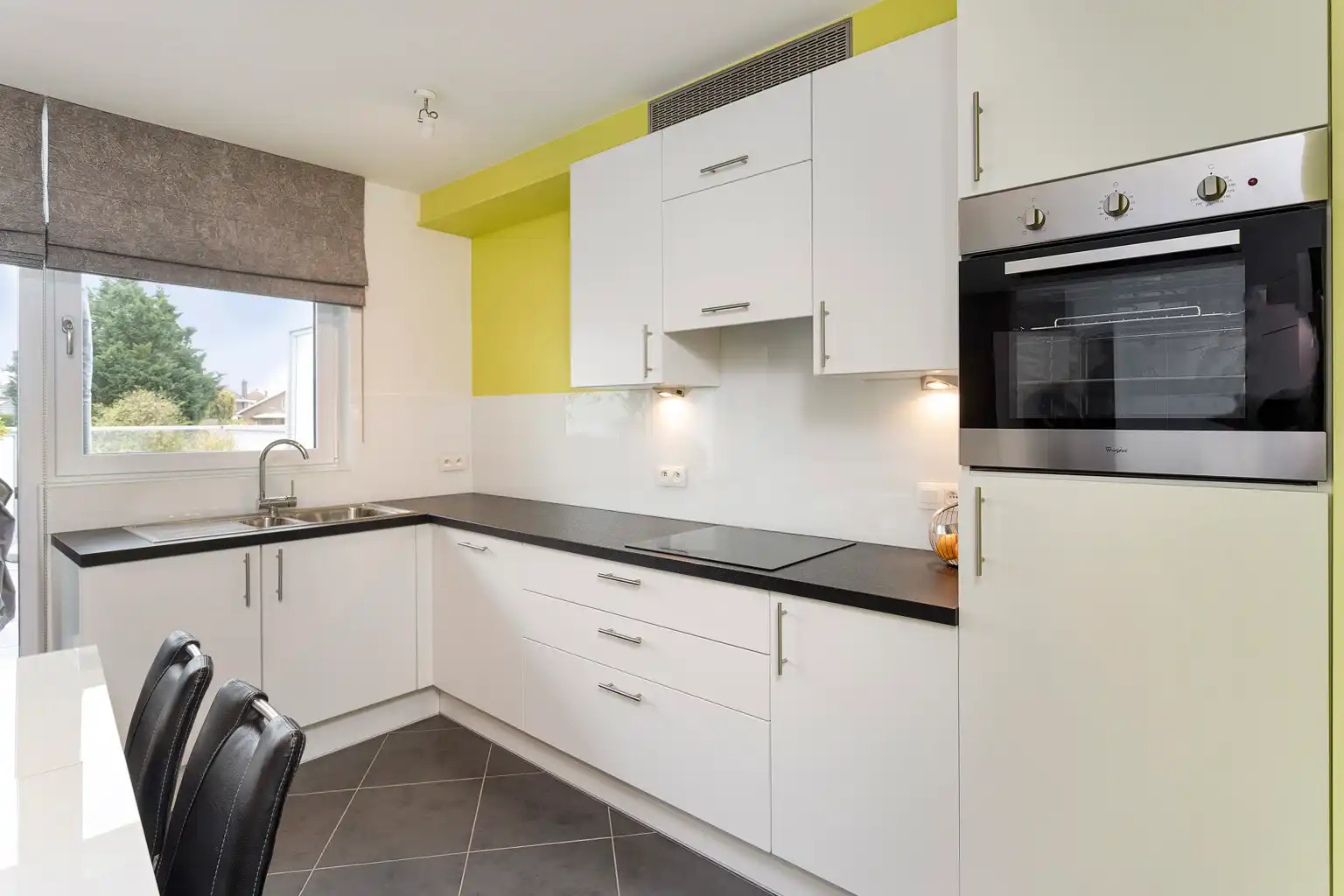 Appartement in goede staat met overdekte autostaanplaats foto 4
