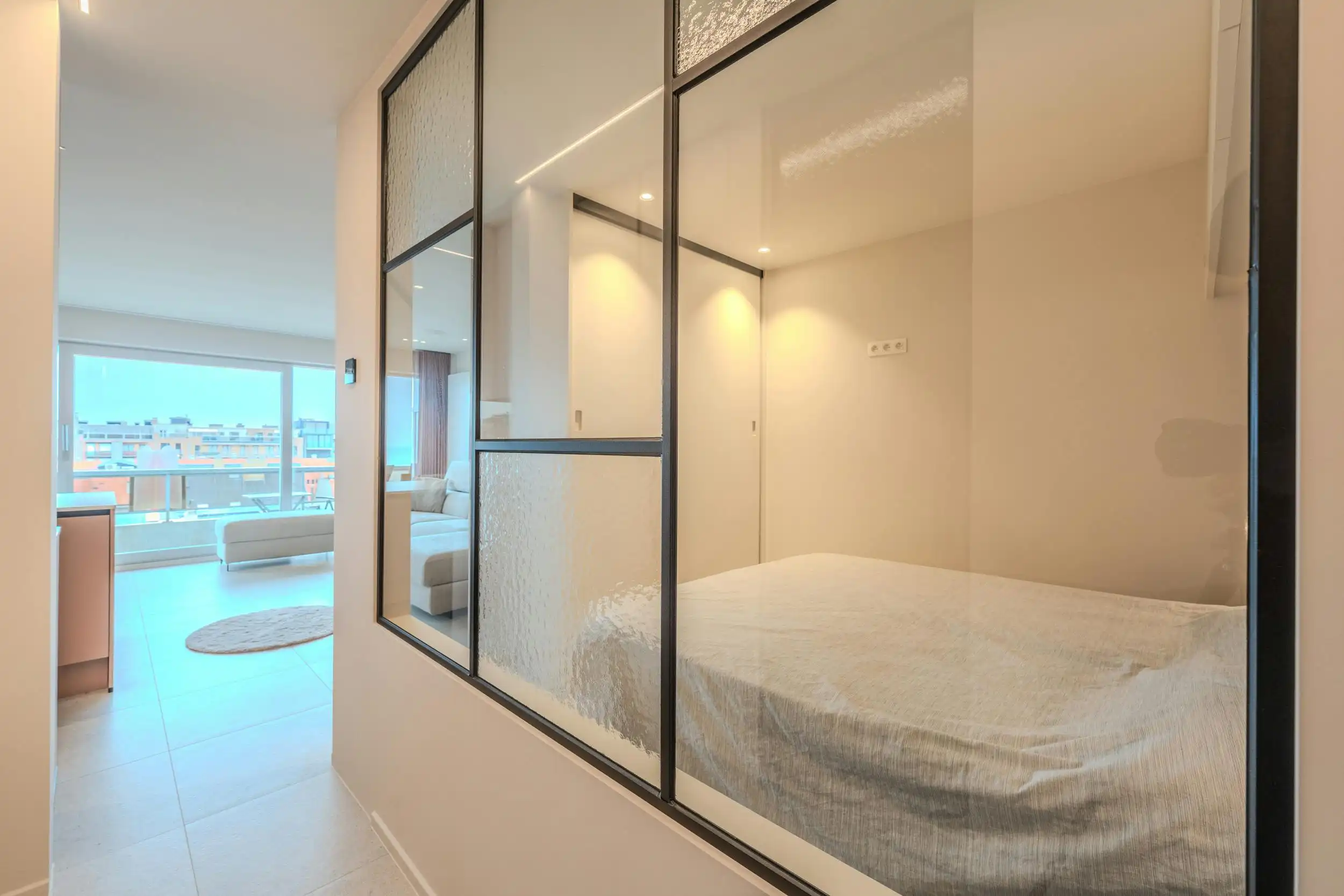 Prachtig gerenoveerde studio met aparte slaapruimte en terras foto 6