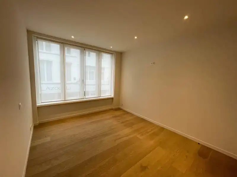 Instapklaar 2-slaapkamer appartement in hartje Kortrijk! foto 12