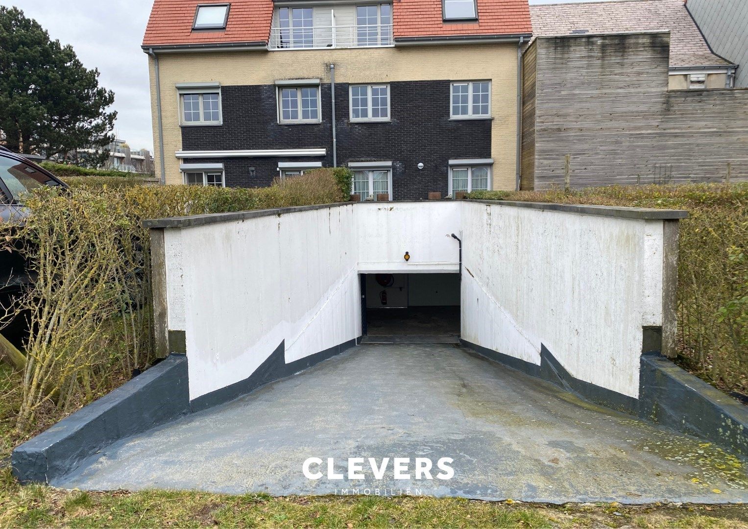 Afgesloten garagebox in klein garagecomplex foto 3
