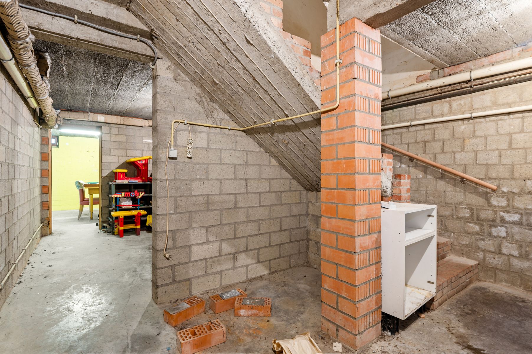 Ruime gezinswoning met bijgebouw en tuin op 694m2 grond foto 9