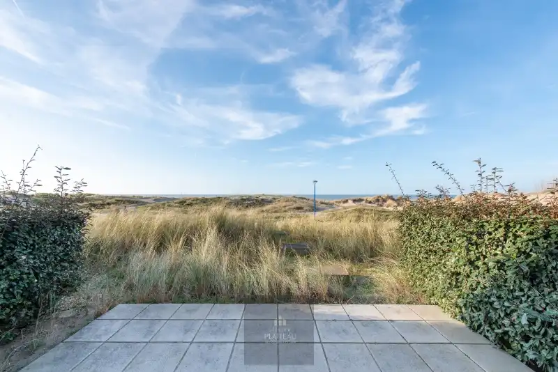 Hoofdfoto van de publicatie: Uitzonderlijk doorloop-appartement aan het strand van Groenendijk.