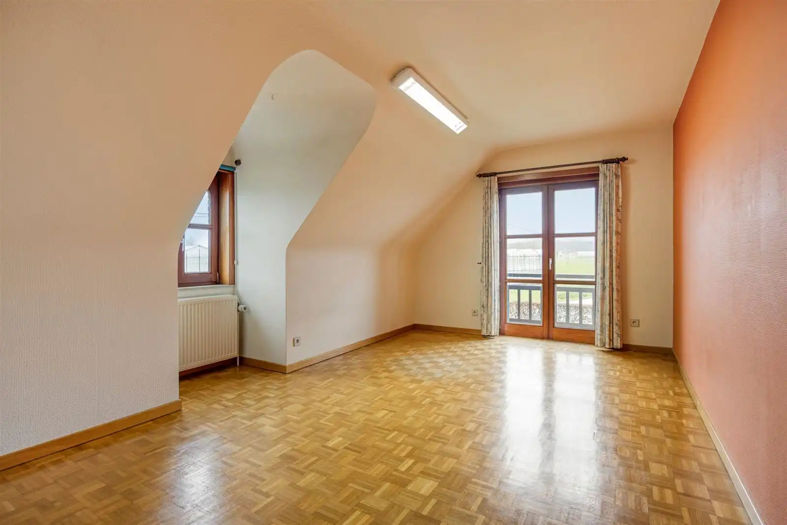 Riante open bebouwing in rustige straat foto 22