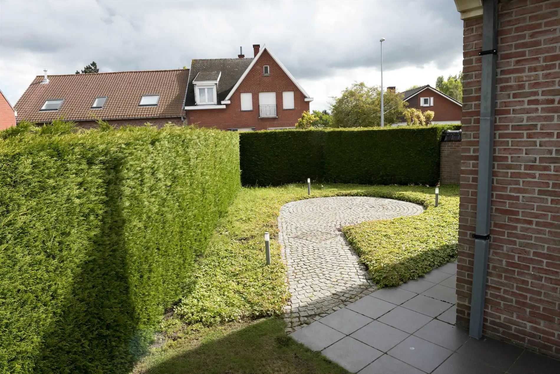 Mooie stijlvilla met kwalitatieve afwerking en zeer verzorgde tuin met oprijlaan. foto 23