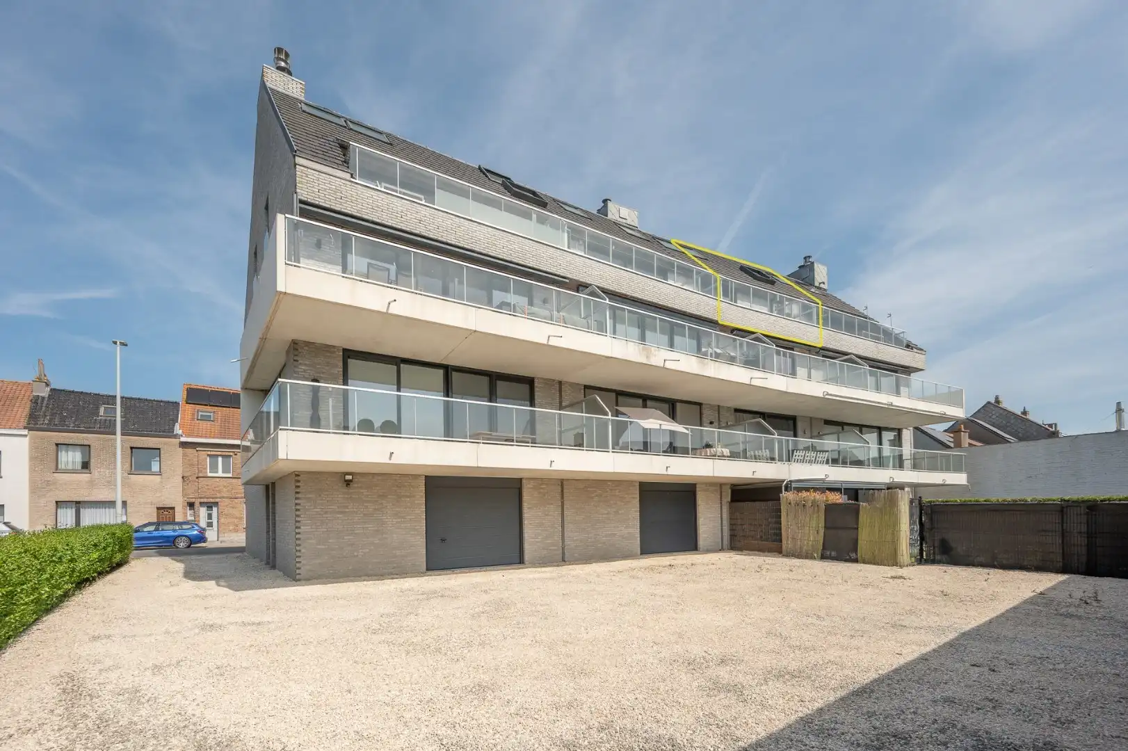 Instapklaar appartement met garage op centrale ligging te Bredene. foto {{pictureIndex}}
