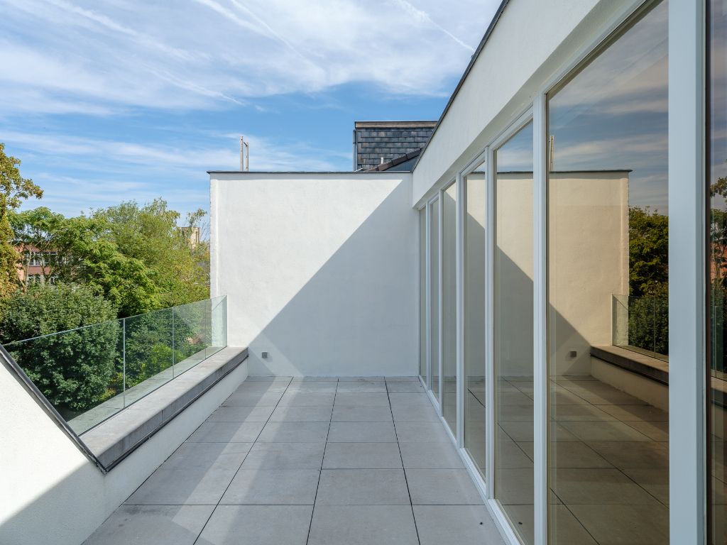 Penthouse gelegen op de tweede verdieping van een reconversie van een herenwoning naar kantoor en 2 appartementen. (2016, Element Architecten). foto 5