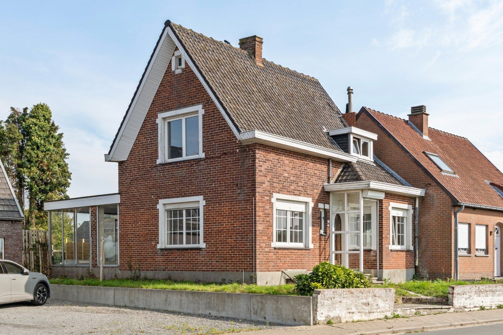 Hoofdfoto van de publicatie: Halfopen woning met garage en fenomenaal uitzicht in Rekkem