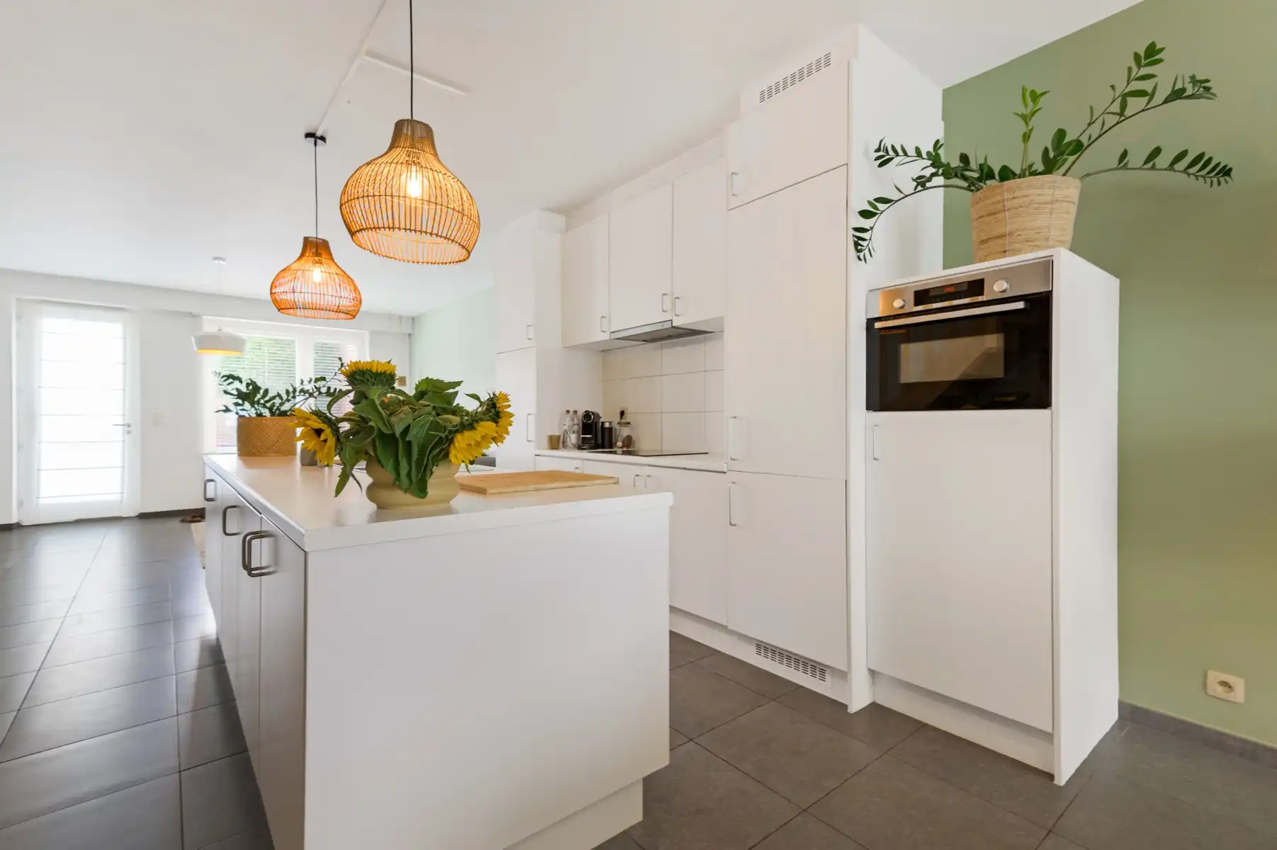 Recente woning op centrale ligging met 2 garages foto 3