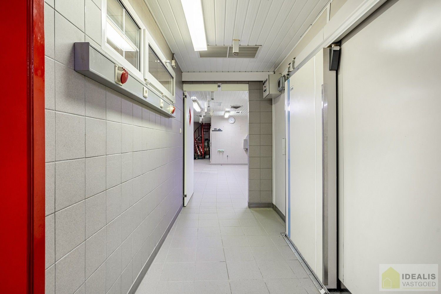 IDEALIS VASTGOED - Aangenaam instapklaar duplexappartement met winkelruimte/werkatelier te Opitter, Bree. Dit ruime duplexappartement omvat +-140 m² netto bewoonbare oppervlakte. Dit multifunctionele pand biedt tal van mogelijkheden dankzij de winkelruimte/het werkatelier van maar liefst +-200m² die vroeger dienst deed als slagerij. Uiterst geschikt voor kandidaten op zoek naar een instapklare woonruimte mét handelsruimte op een gunstige locatie midden in hartje Opitter, Bree! Mogelijkheid wijziging tot ééngezinswoning mits het verkrijgen van een omgevingsvergunning. foto 28