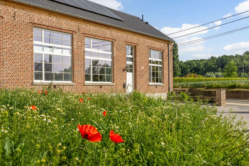 Half-open, recente woning met tuin, 3 slaapkamers en parking foto {{pictureIndex}}