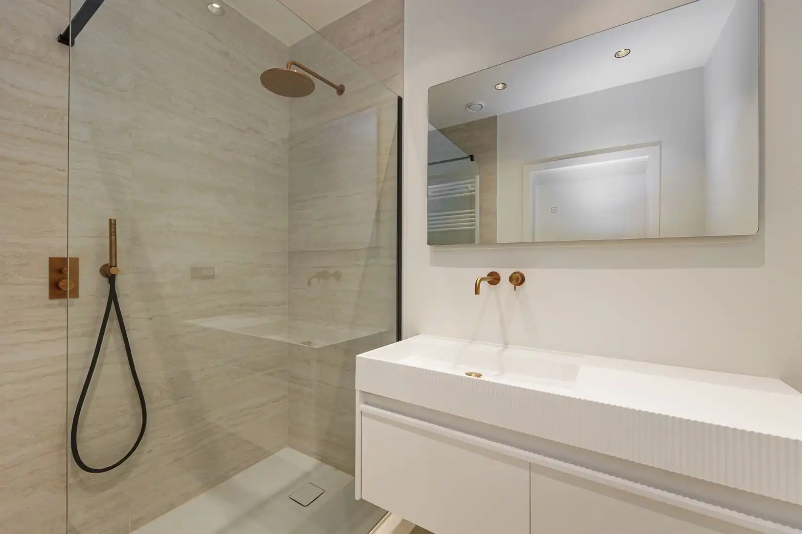 Gerenoveerd appartement met tuin en fietsenberging foto 10