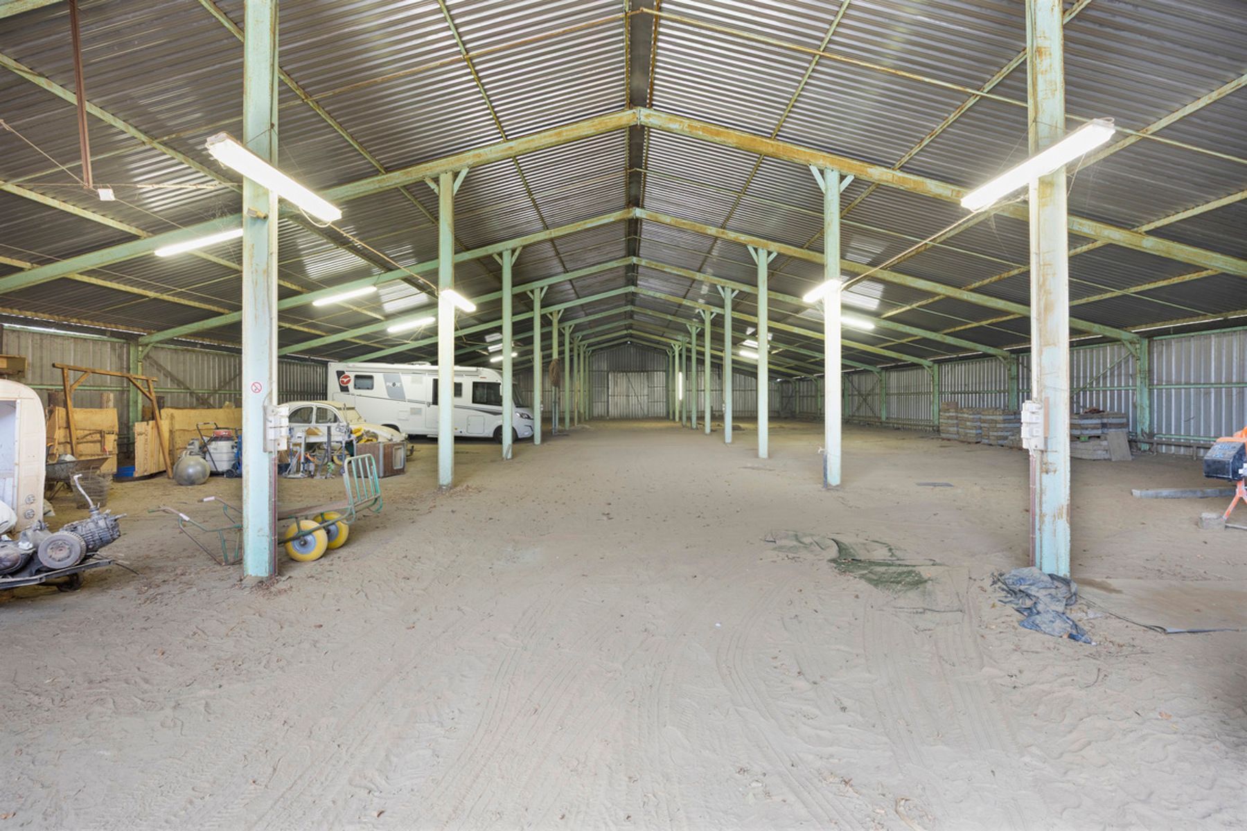 Exclusieve villa met grote loodsen combineer werken en wonen foto 29