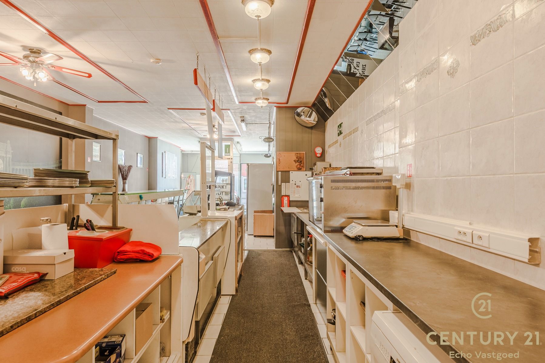 Ruim, startklaar handelspand met woonst op toplocatie foto 4