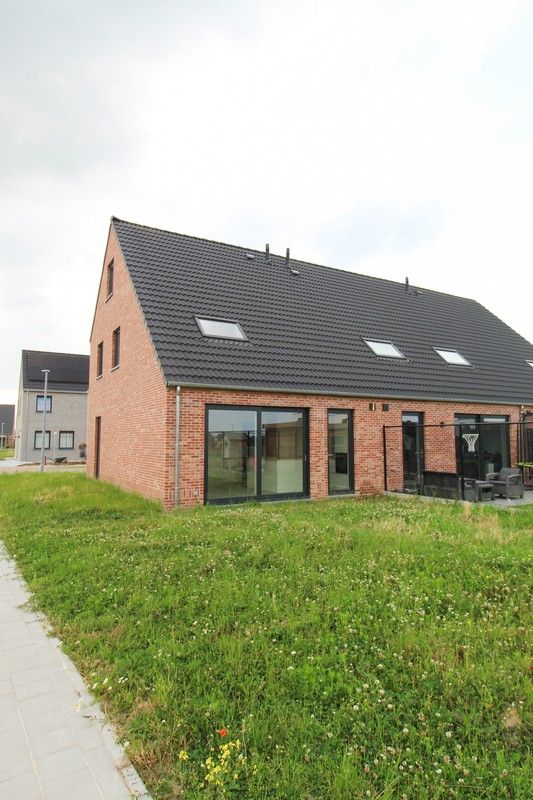 In de Tarwestraat te Meulebeke trekt Hectaar deze  3 hedendaagse nieuwbouwwoningen op, tijdloos en voorzien van alle comfort. foto 2