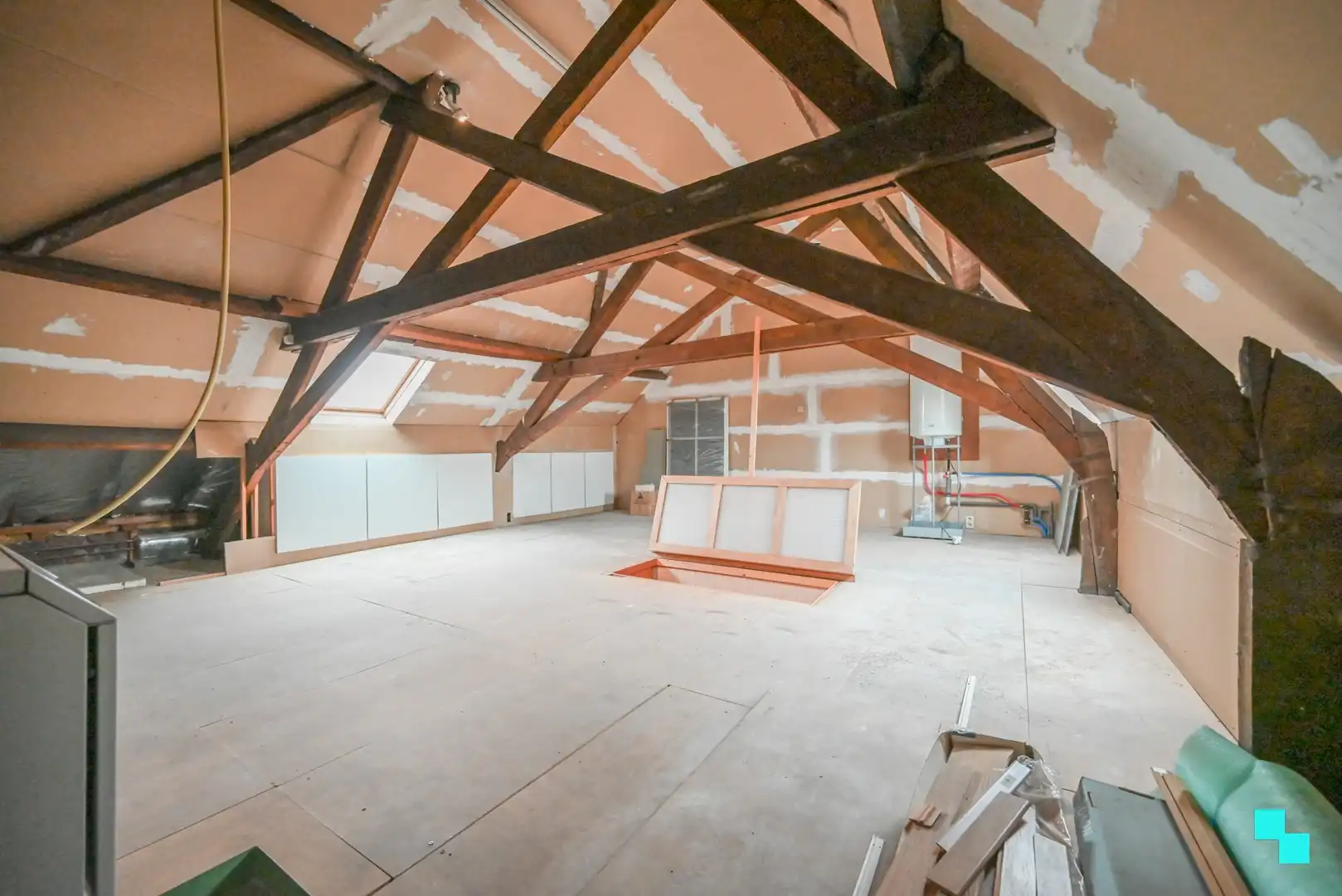 Handelswoning met garage en tuin foto 23