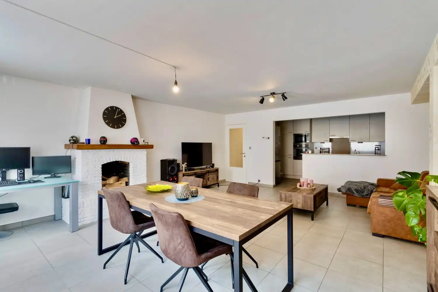 Ruim & lichtrijk 2-slaapkamerappartement te koop in hartje Ruddervoorde foto {{pictureIndex}}