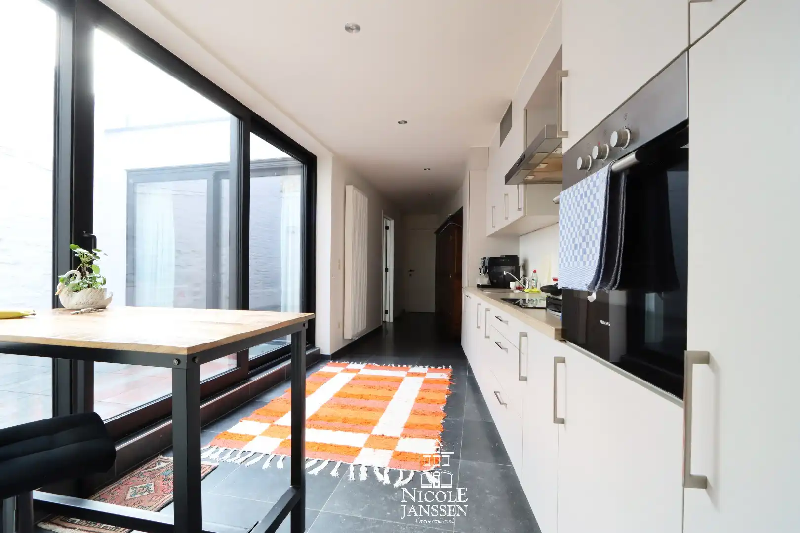 Trendy appartement met gezellig binnenterras en lift in het hartje van Maaseik foto 8