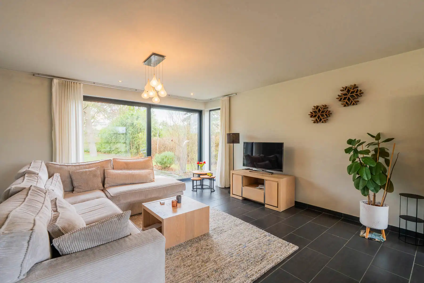 Ruime en moderne open bebouwing met prachtige tuin foto 6