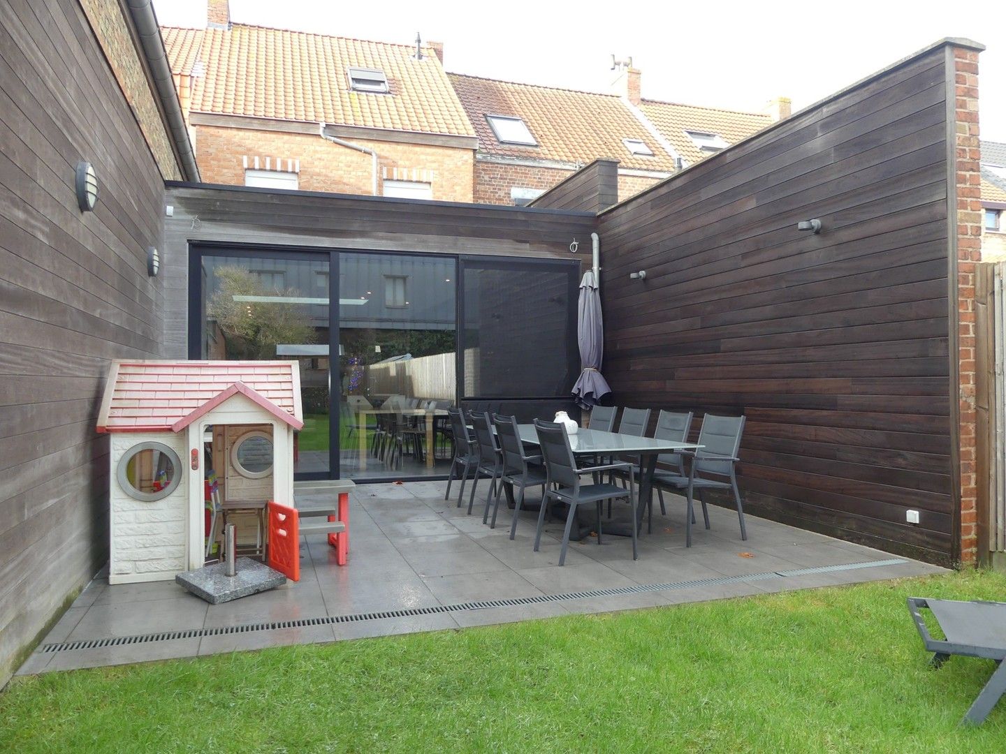 Modern ingerichte en ruime woning met garage en tuin foto 15