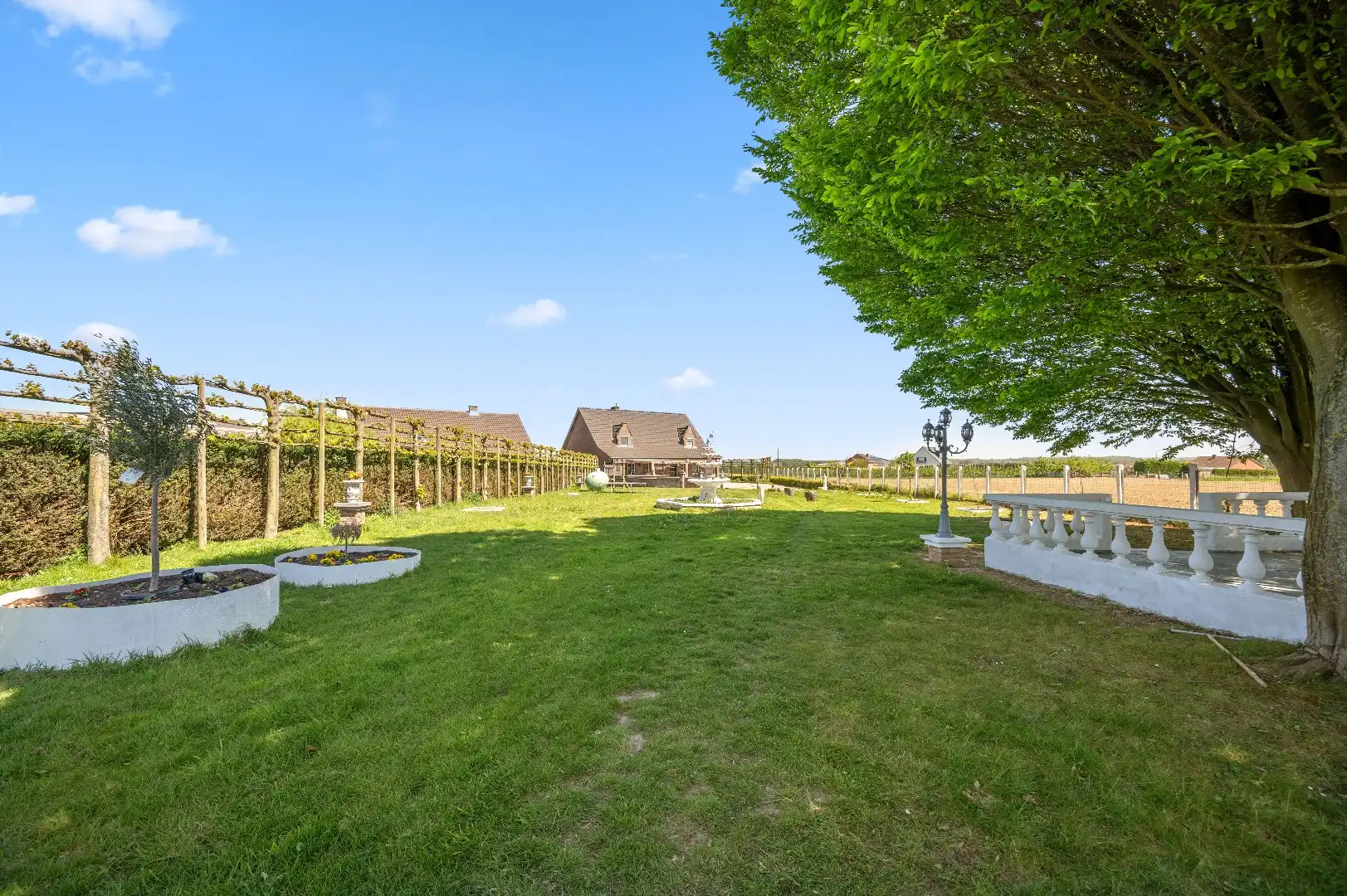 Landelijk gelegen villa op prachtig terrein te Oplinter foto 2