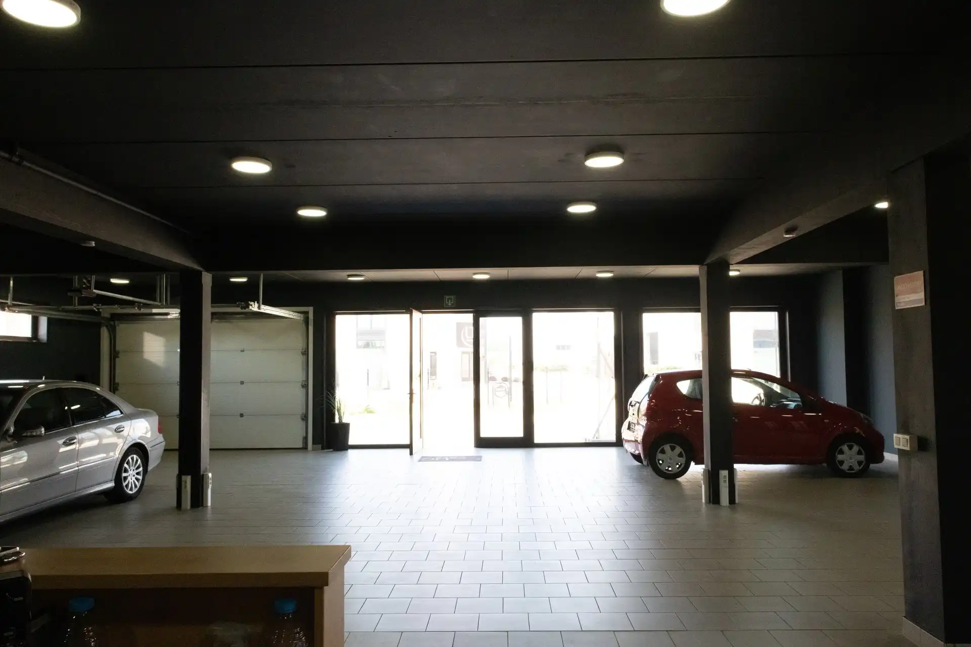 Veelzijdig handelspand met toonzaal, atelier en ruime woonst te Okegem foto 2