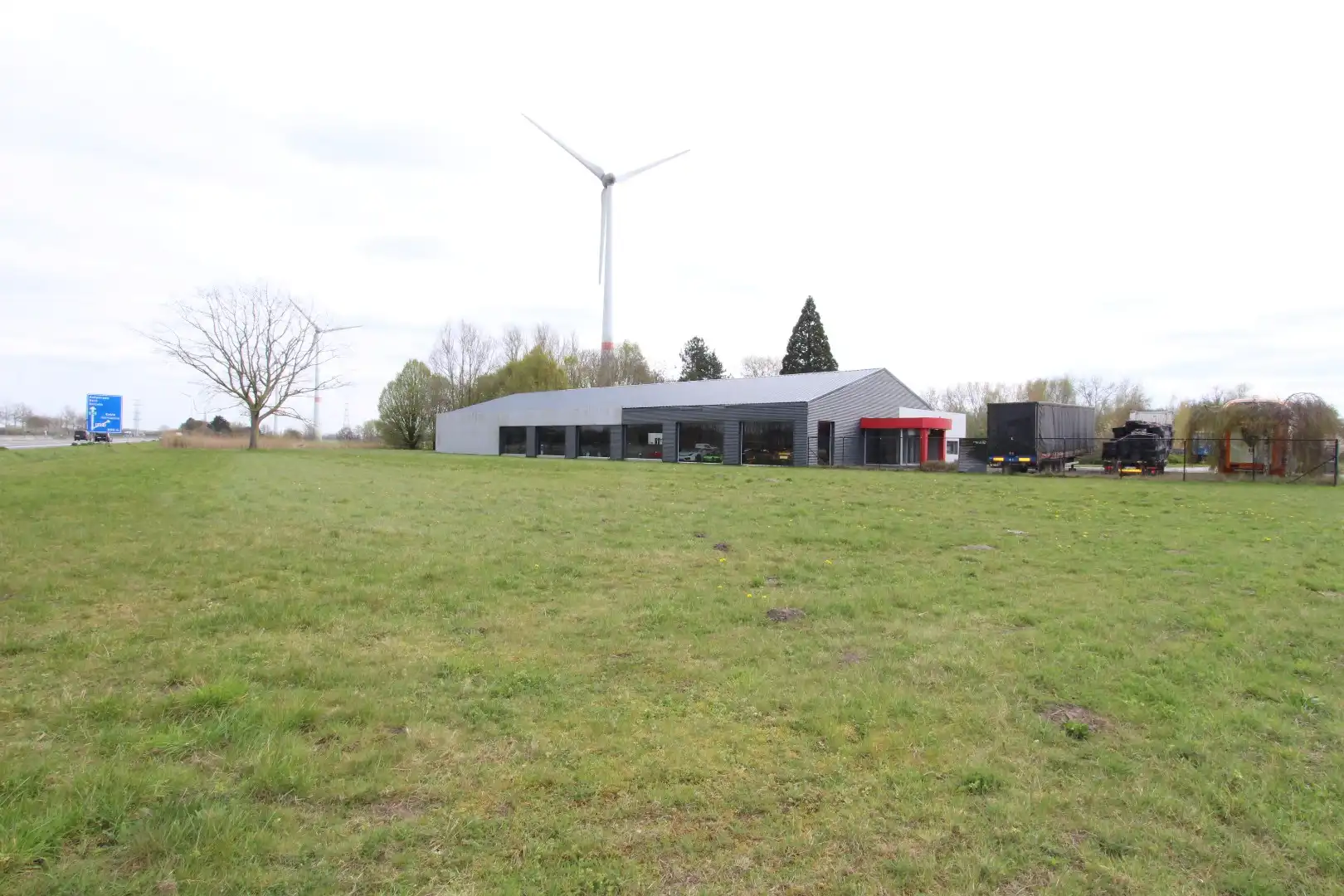 Ruime toonzaal, atelier langs de expressweg Knokke- Antwerpen te Eeklo foto 19