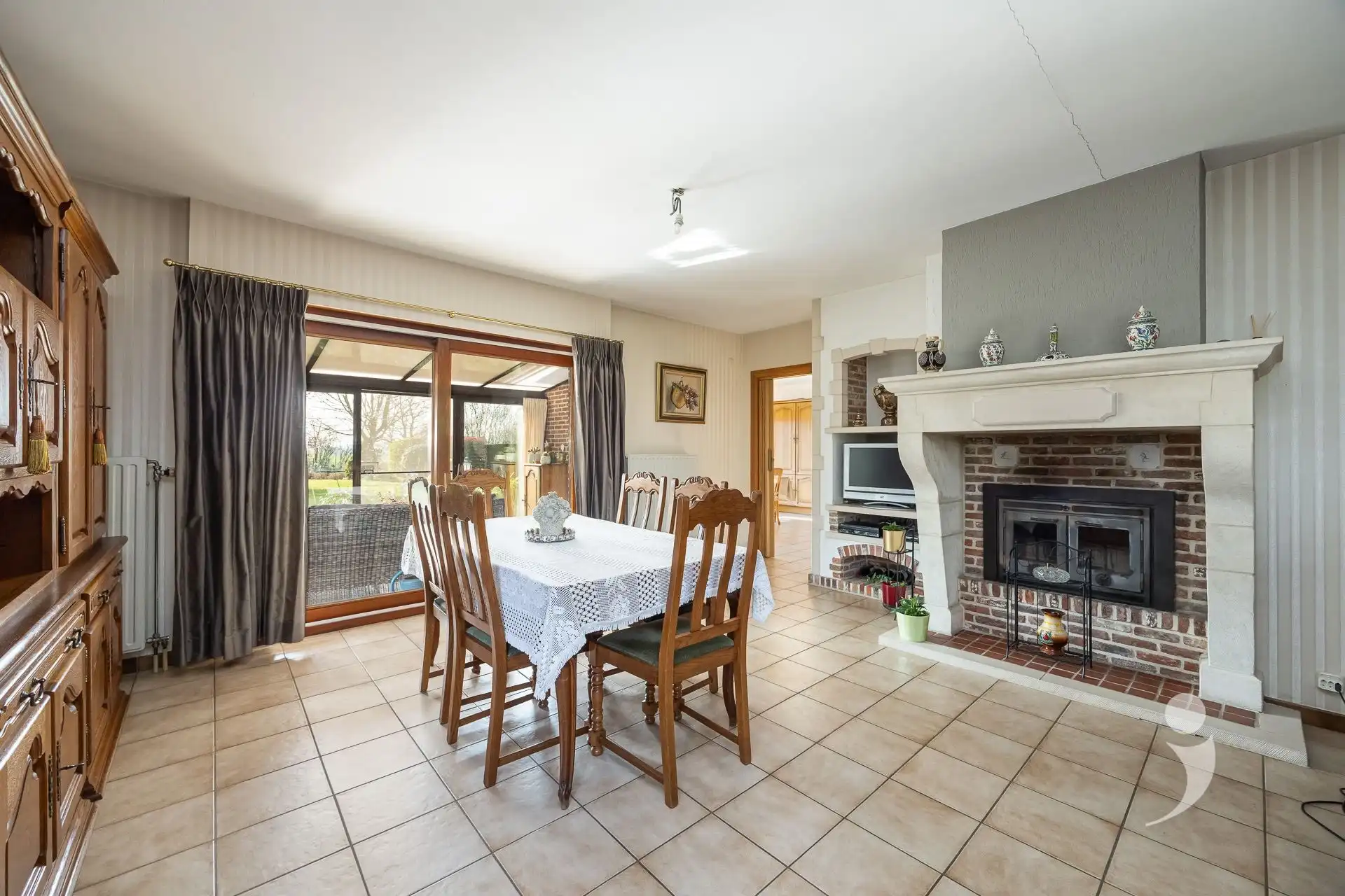 Instapklare en ruime woning met zicht op de velden! foto 7